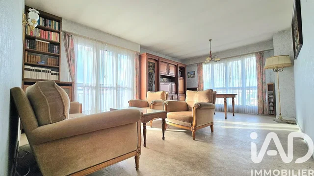 Кухня; кухненски уреди, дървен под, естествена светлина, модерен стил