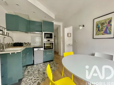 Κουζίνα; συσκευές κουζίνας, ξύλινο πάτωμα, φυσικό φως, μοντέρνο στυλ