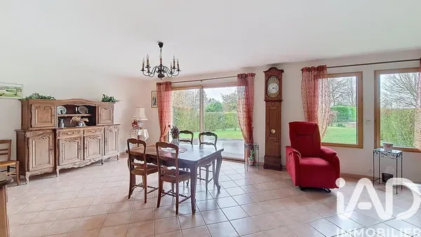 Woonkamer; houten vloer, natuurlijk licht, moderne stijl