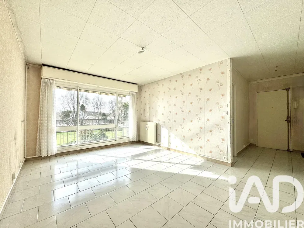 Κουζίνα; συσκευές κουζίνας, ξύλινο πάτωμα, φυσικό φως, μοντέρνο στυλ