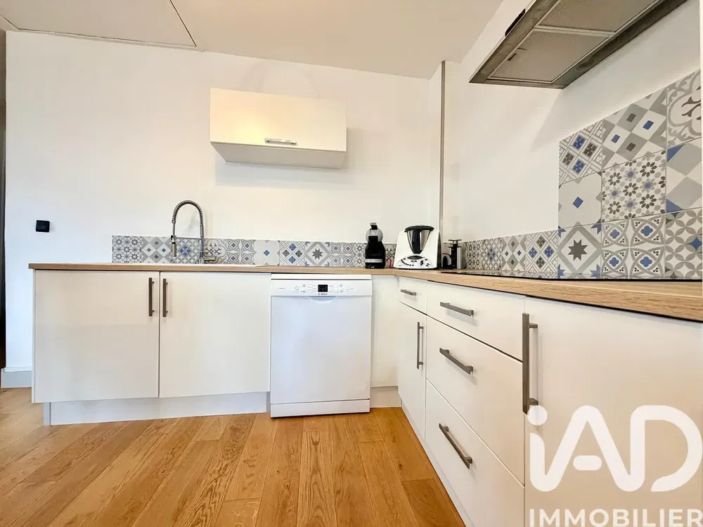 Κουζίνα; συσκευές κουζίνας, ξύλινο πάτωμα, φυσικό φως, μοντέρνο στυλ