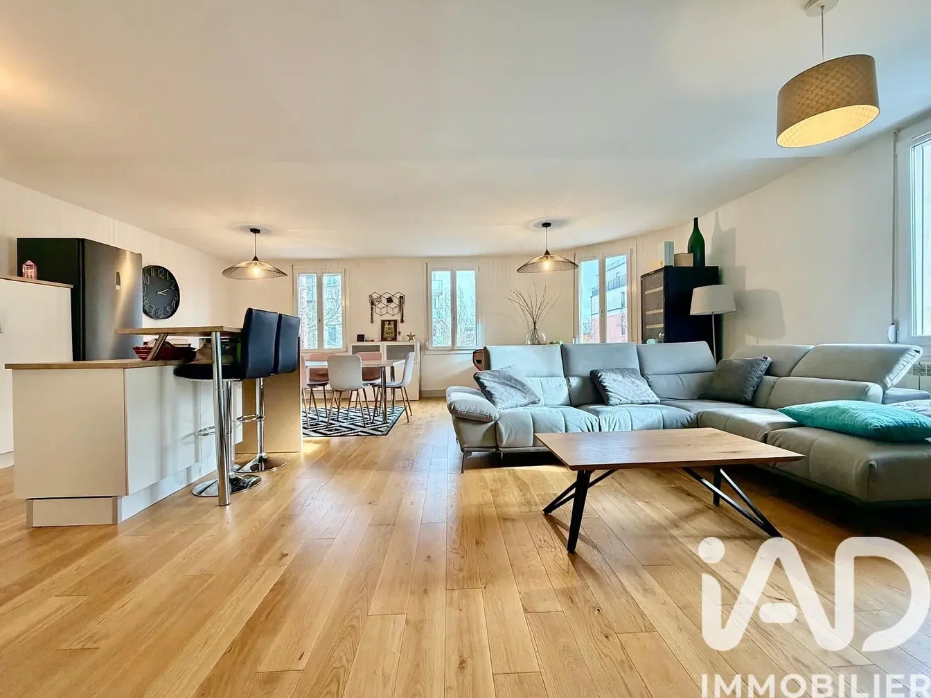 غرفة معيشة; أرضية خشبية, ضوء طبيعي, أسلوب عصري