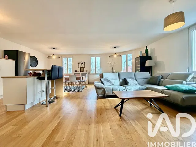 Woonkamer; houten vloer, natuurlijk licht, moderne stijl