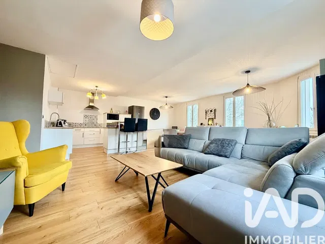 Cozinha; eletrodomésticos, chão de madeira, luz natural, estilo moderno