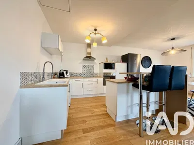 Κουζίνα; συσκευές κουζίνας, ξύλινο πάτωμα, φυσικό φως, μοντέρνο στυλ