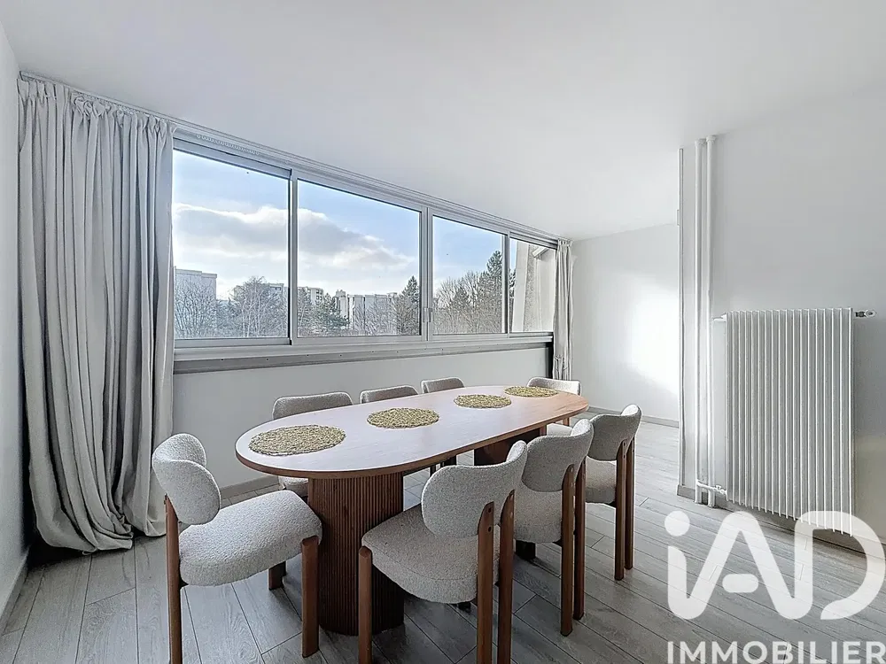 Кухиња; кухињски апарати, дрвени под, природно светло, модерни стил