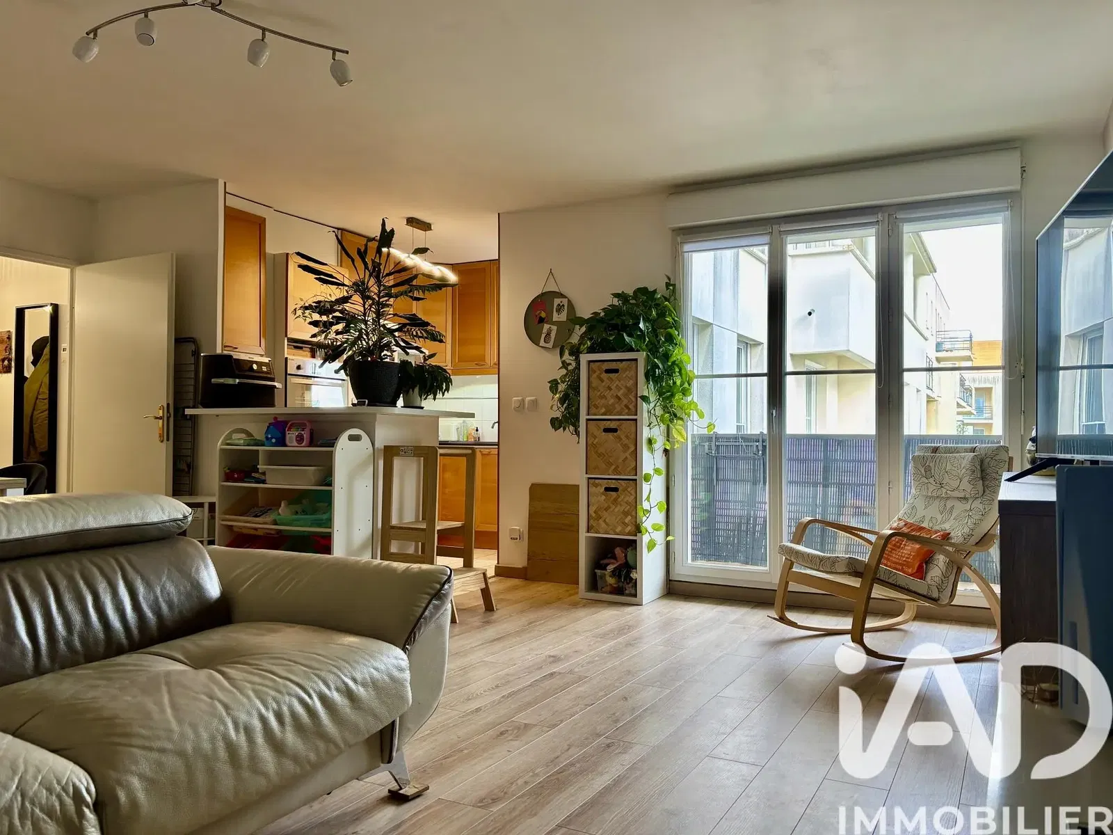 Кухиња; кухињски апарати, дрвени под, природно светло, модерни стил