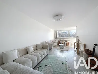 Кухиња; кухињски апарати, дрвени под, природно светло, модерни стил