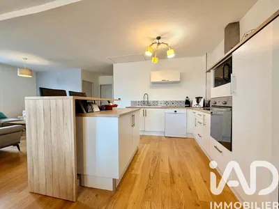 Kuchyňa; kuchynské spotrebiče, drevená podlaha, prirodzené svetlo, moderný štýl