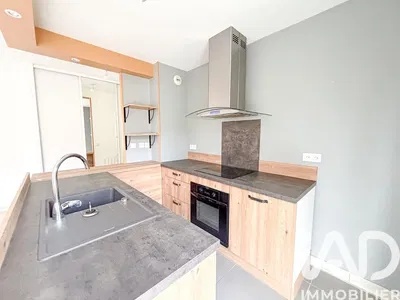 Küche; küchengeräte, holzboden, tageslicht, moderner stil