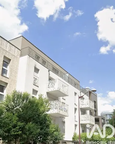 Κουζίνα; συσκευές κουζίνας, ξύλινο πάτωμα, φυσικό φως, μοντέρνο στυλ