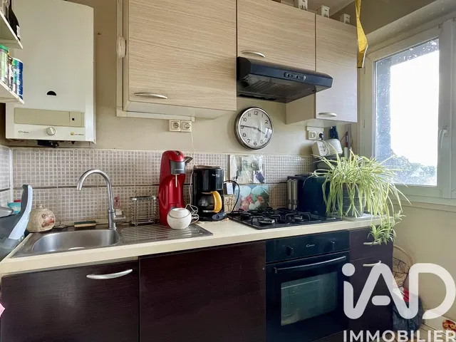 Κουζίνα; συσκευές κουζίνας, πλακάκια, φυσικό φως, μοντέρνο στυλ