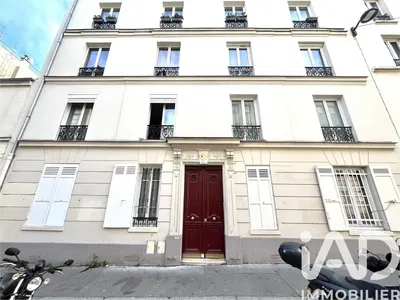 Кухиња; кухињски апарати, дрвени под, природно светло, модерни стил