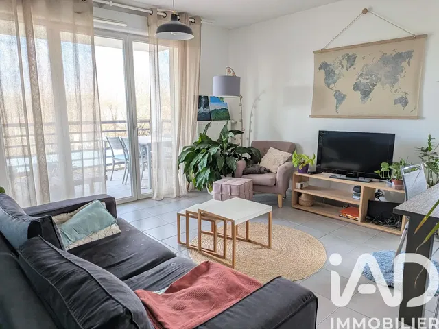 Кухиња; кухињски апарати, дрвени под, природно светло, модерни стил