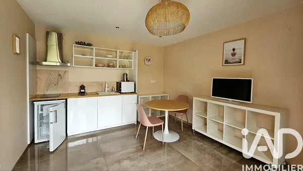 Küche; küchengeräte, holzboden, tageslicht, moderner stil