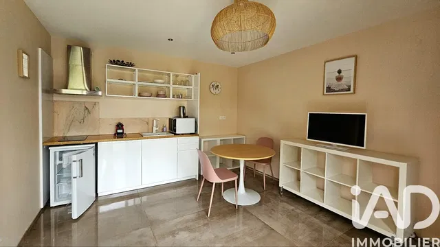 Küche; küchengeräte, holzboden, tageslicht, moderner stil