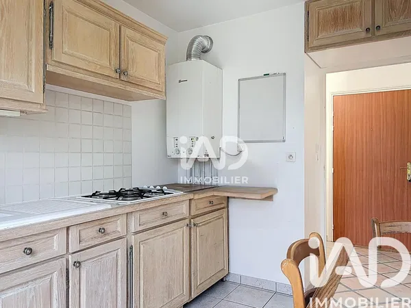 Κουζίνα; συσκευές κουζίνας, ξύλινο πάτωμα, φυσικό φως, μοντέρνο στυλ