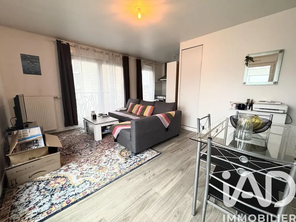 Кухиња; кухињски апарати, дрвени под, природно светло, модерни стил