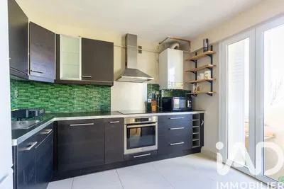 Küche; küchengeräte, holzboden, tageslicht, moderner stil