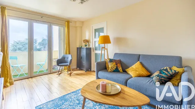 Kuchnia; sprzęt kuchenny, podłoga drewniana, światło dzienne, styl nowoczesny