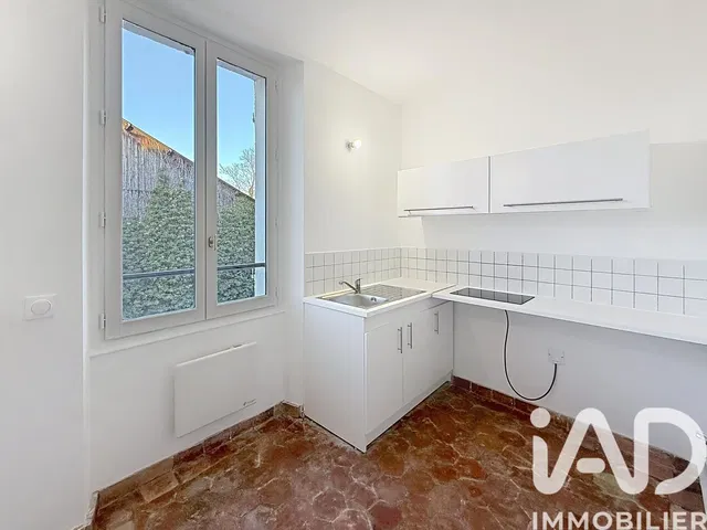 Σαλόνι; ξύλινο πάτωμα, φυσικό φως, μοντέρνο στυλ