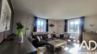 Kuchyně; kuchyňské spotřebiče, dřevěná podlaha, přirozené světlo, moderní styl