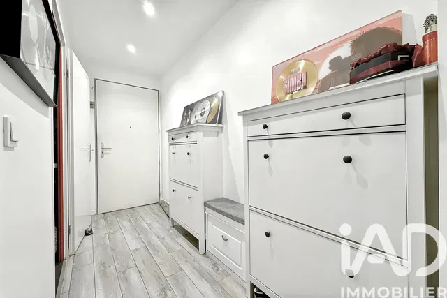 Κουζίνα; συσκευές κουζίνας, ξύλινο πάτωμα, φυσικό φως, μοντέρνο στυλ