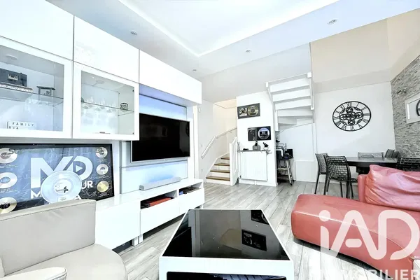 Kuchyně; kuchyňské spotřebiče, dřevěná podlaha, přirozené světlo, moderní styl