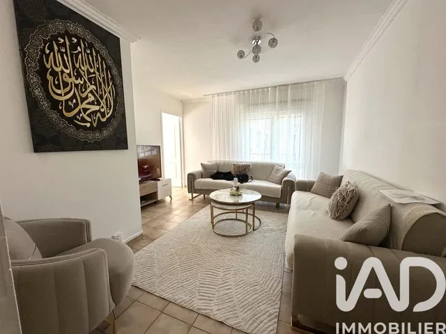 Κουζίνα; συσκευές κουζίνας, ξύλινο πάτωμα, φυσικό φως, μοντέρνο στυλ