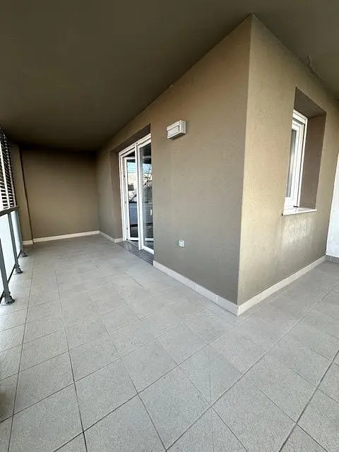 Mutfak; mutfak aletleri, ahşap zemin, doğal ışık, modern stil