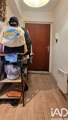 Mutfak; mutfak aletleri, ahşap zemin, doğal ışık, modern stil