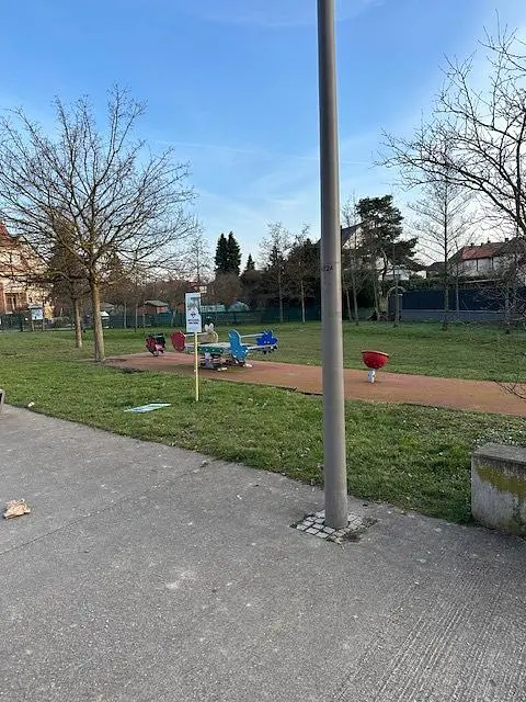 Oturma odası; ahşap zemin, doğal ışık, modern stil