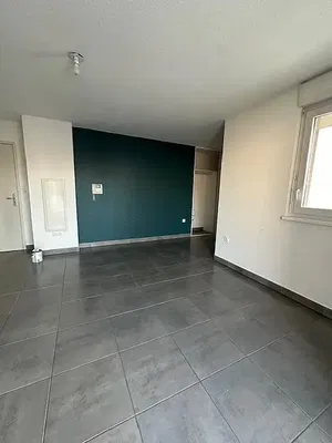 Mutfak; mutfak aletleri, ahşap zemin, doğal ışık, modern stil