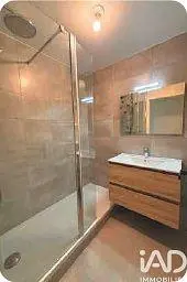 Cuisine; électroménager, parquet, lumière naturelle, style moderne