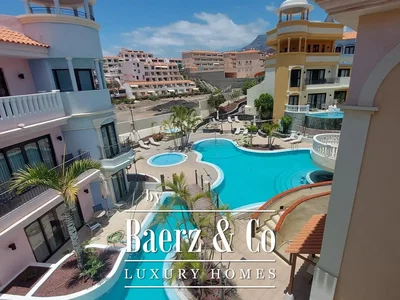 Mutfak; mutfak aletleri, ahşap zemin, doğal ışık, modern stil