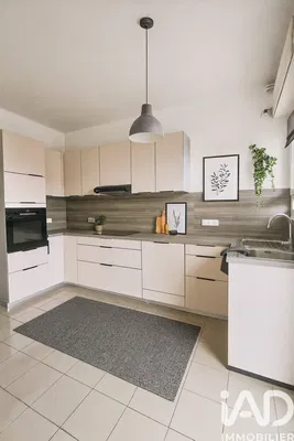 Cuisine; électroménager, parquet, lumière naturelle, style moderne