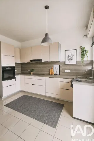 Κουζίνα; συσκευές κουζίνας, ξύλινο πάτωμα, φυσικό φως, μοντέρνο στυλ