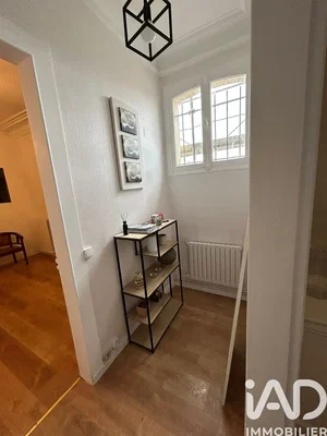 Cocina; electrodomésticos, suelo de madera, luz natural, estilo moderno