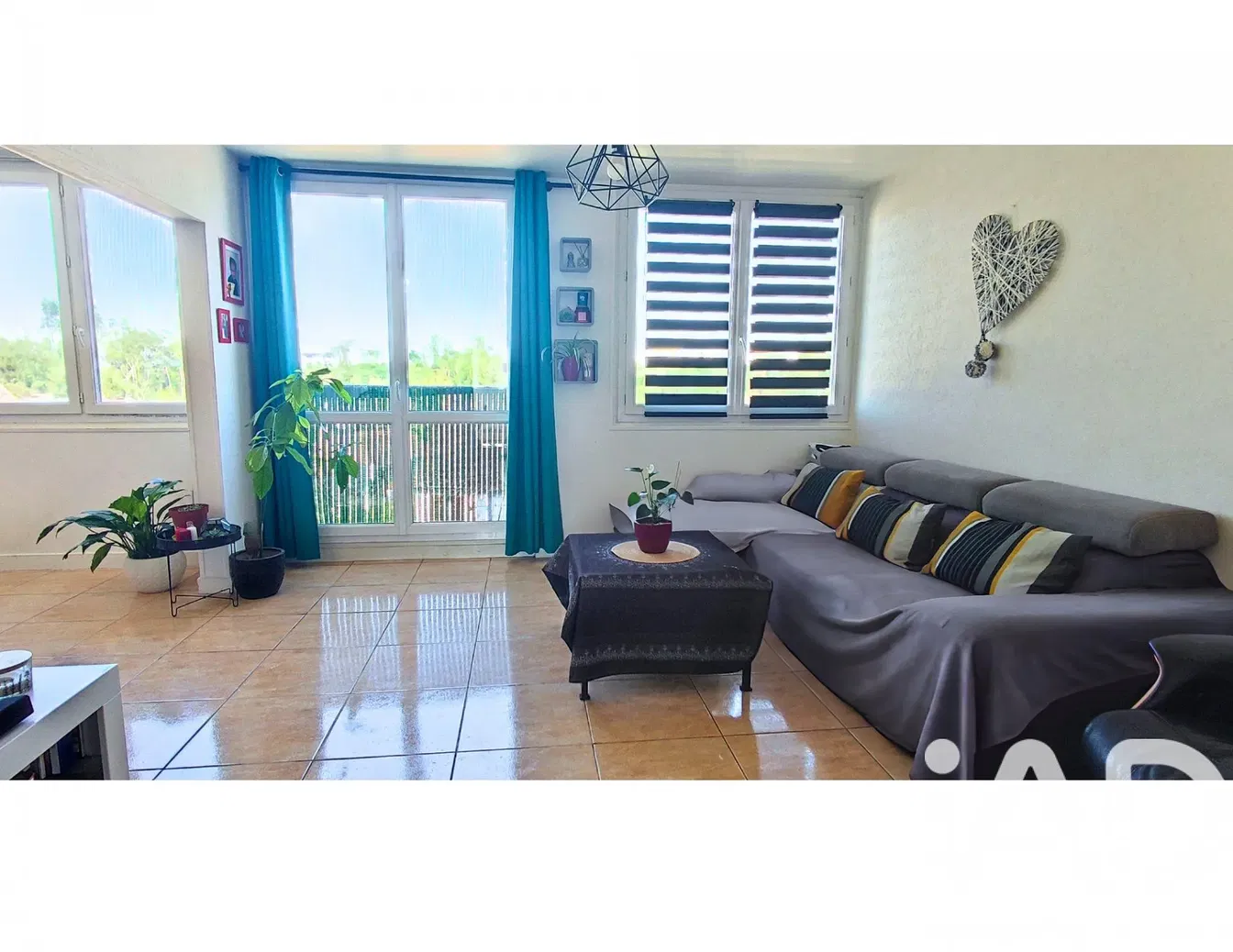 Cuisine; électroménager, parquet, lumière naturelle, style moderne