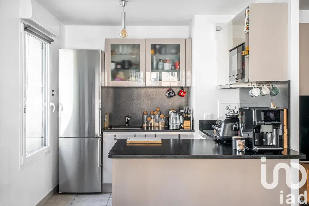 Cuisine; électroménager, parquet, lumière naturelle, style moderne