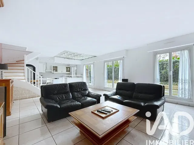 Cuisine; électroménager, parquet, lumière naturelle, style moderne