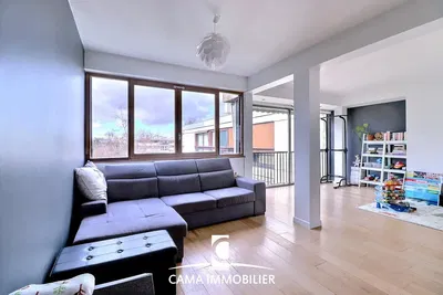 Cuisine; électroménager, parquet, lumière naturelle, style moderne