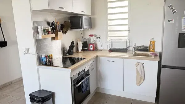 Cuisine; électroménager, parquet, lumière naturelle, style moderne