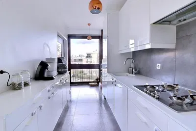 Cucina; elettrodomestici, pavimento in legno, luce naturale, stile moderno