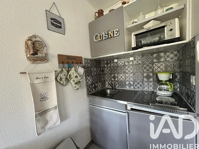 مطبخ; أجهزة المطبخ, أرضية خشبية, ضوء طبيعي, أسلوب عصري