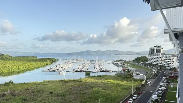 Cuisine; électroménager, parquet, lumière naturelle, style moderne