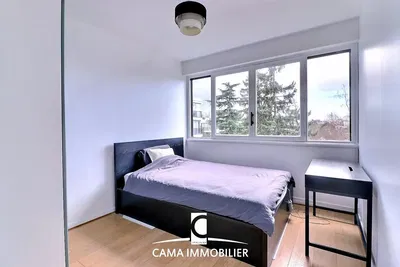 Cucina; elettrodomestici, pavimento in legno, luce naturale, stile moderno