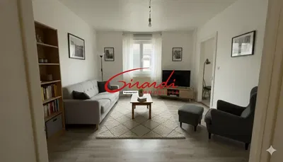 Cuisine; électroménager, parquet, lumière naturelle, style moderne