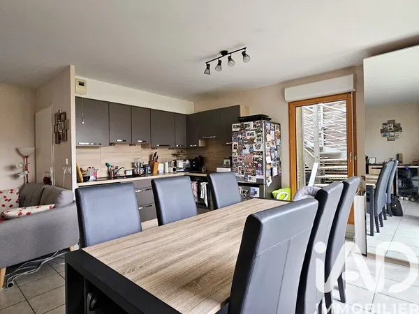 Cuisine; électroménager, parquet, lumière naturelle, style moderne