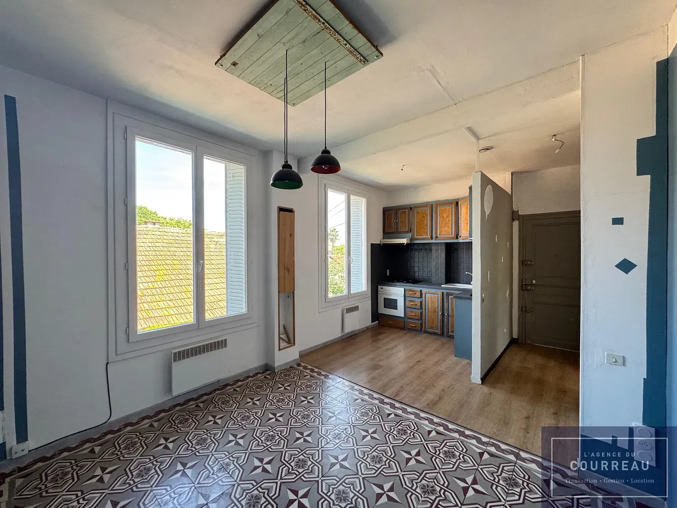 Keuken; keukenapparatuur, houten vloer, natuurlijk licht, moderne stijl